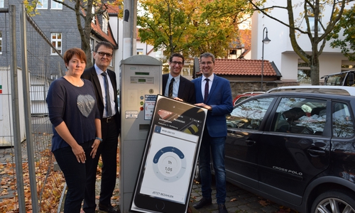 Meike Nause, Fachdienst Tiefbau, Dirk Warnecke, Leitung on- street-Parken bei Volkswagen Leasing GmbH, Mark Riedl, Head of Sales bei sunhill technologies, und Oberbürgermeister Dr. Oliver Junk an einem der bereits neu beschilderten Parkautomaten, die auf das neue Handyparksystem hinweisen. Foto: Stadt Goslar