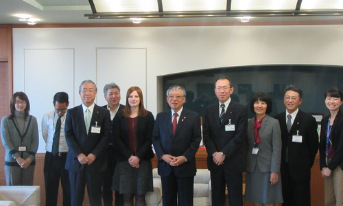 Christina List (fünfte von links), Mitarbeiterin im Referat Repräsentation und Internationale Beziehungen der Stadt Wolfsburg, wird an ihrem ersten Arbeitstag von Oberbürgermeister Koichi Sahara (Mitte) im Rathaus der Stadt Toyohashi begrüßt. Foto: Stadt Wolfsburg