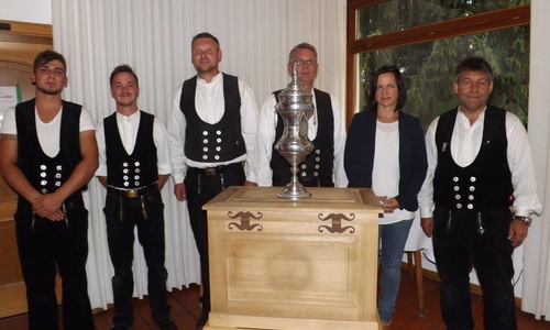 Christian Kruse, Altgeselle, 3.v.l.; Dirk Hildebrandt, Obermeister, 4.v.l.; Susanne Herzig, Berufsschullehrerin, 5.v.l; Jürgen Schacht, Lehrlingswart, rechts) Foto: Dachdecker-Innung) 