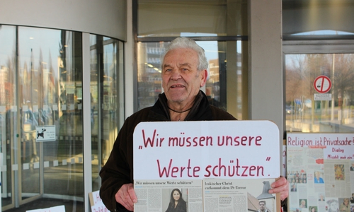 Wolfgang Wolters demonstriert vor dem Rathaus. Foto: Alexander Panknin