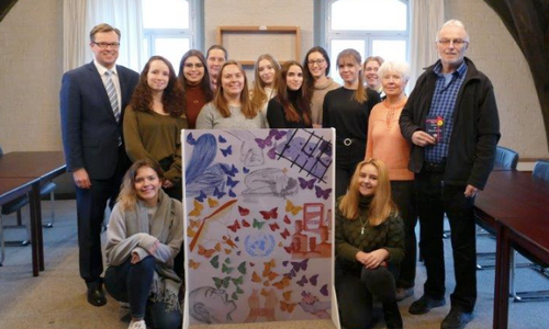 Neben Herrn Landrat Dr. Andreas Ebel und den neun Schülerinnen des Leistungskurses Kunst und waren die didaktische Leiterin der IGS Sassenburg, Frau Ina Jünemann (1, 4. von rechts) sowie die Kunstfachlehrerin Frau Maike Paffrath (2, 4. von links) dabei.
Seitens Amnesty International waren Herr Elmar Schönthaler (3, ganz rechts) sowie Frau Erika Carstensen (4, 2. Von rechts) vor Ort. Foto: Landkreis Gifhorn