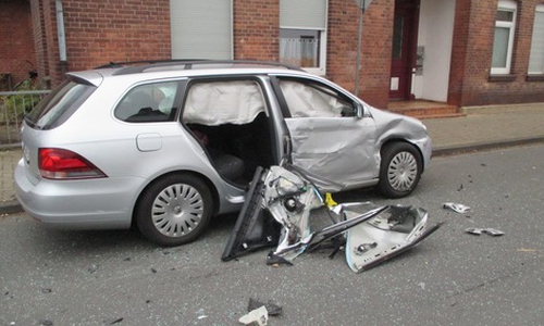 Am Donnerstagmorgen gegen 11.15 Uhr kam es im Kreuzungsbereich der Bahnhofstraße zu einem Verkehrsunfall mit hohem Sachschaden. Foto: Polizei