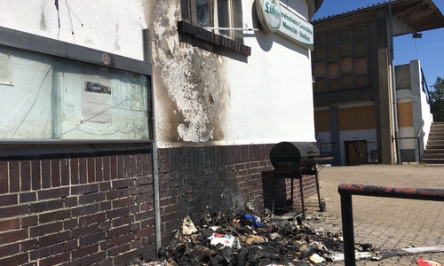 Das Feuer griff auf die Fassade über. Foto: Nick Wenkel