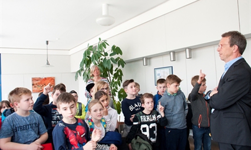 Oberbürgermeister Klaus Mohrs erwartete die Gruppe in seinem Büro. Fotos: Stadt Wolfsburg