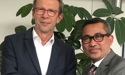 OB Klaus Mohrs (links) begrüßt Generalkonsul Dr. Bambang Susanto (rechts) in Wolfsburg. Foto: Stadt Wolfsburg