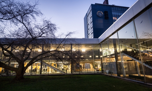 Über Großleinwände können die Bürger das Wahlgeschehen im Rathaus verfolgen. Archivfoto: Stadt Salzgitter