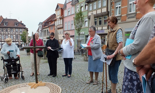 Die Pastorin Britta Grund fand während des Friedensgebets eindeutige Worte im Zusammenhang mit den Hamburger Krawallen. Foto: Achim Klaffehn