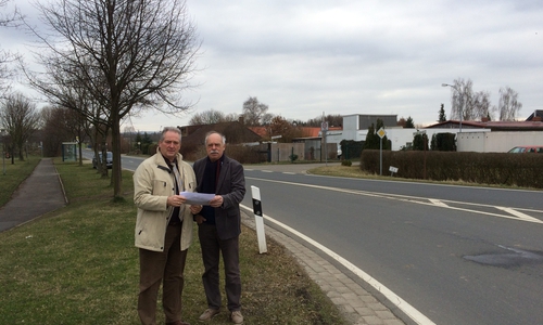 Rolf Naue und Frank Oesterhelweg an der Einmündung der Straße in die L 615. Foto: Privat