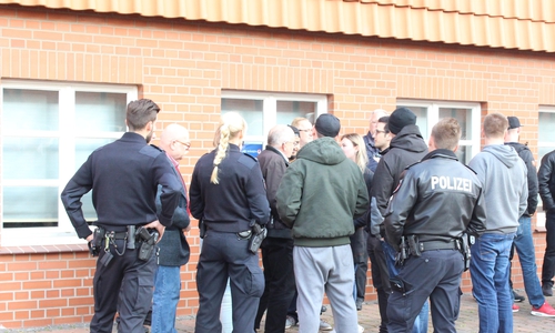 AfD-Gegner wurden des Raumes verwiesen und von der Polizei ermahnt. Foto: Nino Milizia, Video: Nadine Munski-Scholz