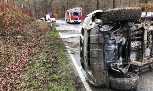 Der Wagen kam auf der Seite zu liegen. Fotos: Feuerwehr Grasleben 