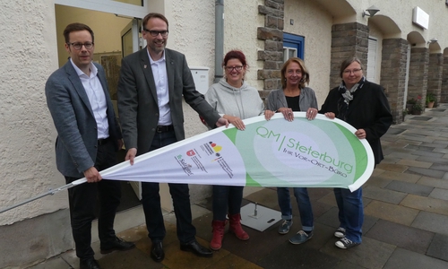 Die neuen Quartiersmanagerinnen Diana Graf (rechts) und Sabine Naats (zweite von rechts) arbeiten mit Susanne Goronzi, Leiterin des Referates Stadtumbau und Soziale Stadt (dritte von rechts), Stadtrat Michael Tacke und Michael Schunke, stellvertretender Leiter des Referats Stadtumbau und Soziale Stadt (links) zusammen. Foto: Stadt Salzgitter