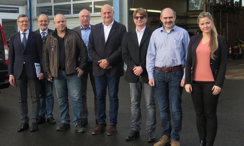 Stellten das Serviceversprechen vor: Dieter Schwarze, Michael Wolff, Maik Bartels, Claus-Jürgen Schillmann, Thomas Wenzig, Claus Pahlitzsch, Sven Volkers und Ina Hallmann (v. li.). Foto: Landkreis Wolfenbüttel