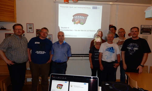 Der Referent, Ulrich Nordmann und der Lehrwart des KSB, Maik Eggeling mit den Teilnehmern des Lehrgangs. Foto: Privat