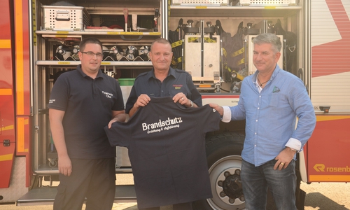 Torsten Röpke von der Öffentlichen Versicherung (rechts) übergab die T-Shirts für das Branderziehungsteam der Feuerwehr Oker an Maik Lüttich (Leiter Brandschutzerziehung) und Ortsbrandmeister Hans-Jürgen Bothe. Foto: Feuerwehr Oker 