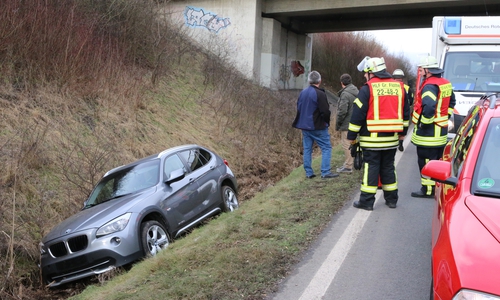 Der BMW fuhr einfach in den Graben. Foto: Werner Heise