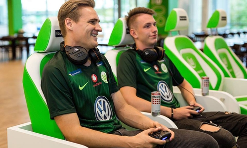 Die E-Sportler des VfL Wolfsburg. Benedikt Saltzer (SaLz0r) und Timo Siep (TimoX). Foto: VfL Wolfsburg