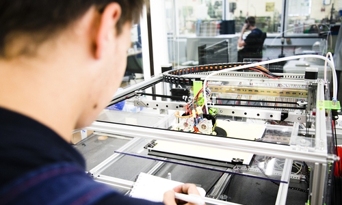 Technik hinterm Essen. Azubis in der Lebensmittelindustrie sind längst am 3D-Drucker aktiv. Foto: NGG