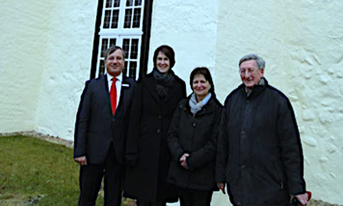 Strahlende Fassade und strahlende Gesichter: Jürgen Kröger (v.l.) und Silke Comberg von der Kultur- und Sozialstiftung der Sparkasse Gifhorn-Wolfsburg sowie Pastorin Monika Krösche und Kirchenvorstand Manfred Hampe.