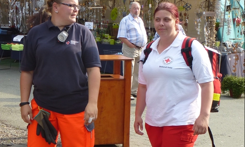 V.l.: Carina Alpert und Ann-Kathrin Samow bei einer ihrer Streifen über den Festplatz. Foto: Timo Pischke\DRK Kreisverband Goslar