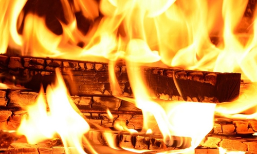 Die Romantik eines Holzfeuers hat leider auch Nebenwirkungen: Feinstaub. Fotos: Pixabay (public domain)
