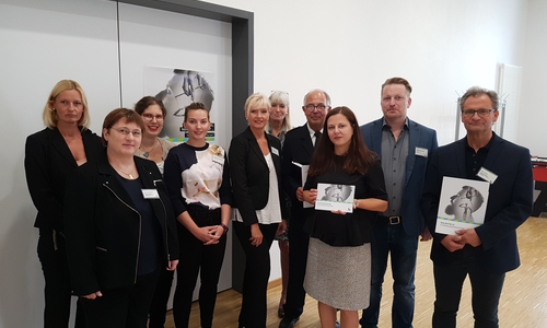 Doerthe Niebaum (Landesschulbehörde Niedersachsen; Zweite v.l.), Lisa Gellert (Verfassungsschutz Niedersachsen; Dritte v.l.), Katharina Varga (Geschäftsbereichsleiterin Jugend, Dritte v.r.) und Harry Guta (Dialogstelle Extremismusprävention; ganz rechts) präsentieren die Broschüre zum „Wolfsburger Weg zur Extremismusprävention“. Foto: Stadt Wolfsburg