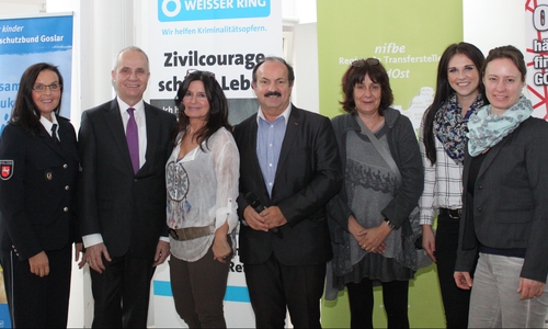 Einige Mitglieder des Netzwerkes mit Landrat Thomas Brych und Referentin Sabine Lück. Foto: Landkreis Goslar