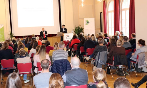 Prof. Dr. Florian Weck (vorne rechts), Universitätsprofessor für klinische Psychologie und Psychotherapie an der Universität Potsdam sprach über „Hypochondrie – Eine moderne Behandlungsperspektive“ Foto: 
AWO Psychiatriezentrum