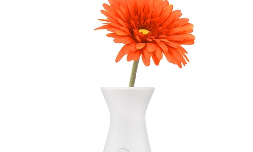 Blumenvase mit dem Wolfsburger Rathaus als dekoratives Motiv wirbt für die fortschrittliche und lebenswerte VW-Industriestadt  (Sammlung: Stadtmuseum/Foto: Meike Netzbandt)