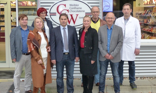 Geschaftsfüher Matthias Weibler (4. v.links), Dunja Kreiser, Betriebsleiter Boris Astler (rechts) sowie Cremlinger SPD Ratsmitglieder. Foto: SPD