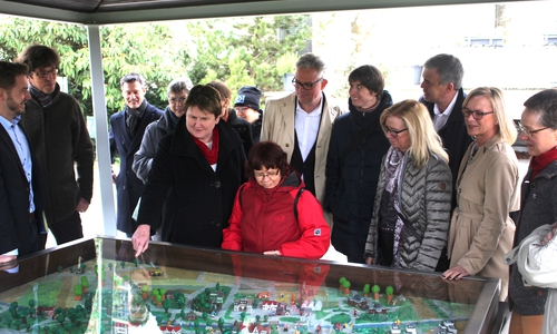 Johanne Modder (3. v. li.) mit Bewohnern und Vertretern der Stiftung Neuerkerode sowie Vertretern der lokalen Politik vor dem Modell des Dorfes. Fotos: Alexander Dontscheff
