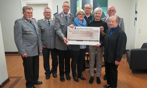 Landrätin Christiana Steinbrügge nahm als Kreisvorsitzende des Volksbundes für Deutsche Kriegsgräberfürsorge den Scheck entgegen (v.l.n.r.): Gert Lippelt, Frank Peinemann, Jens Kind, Katrin Fricke (Kreisgeschäftsführerin Volksbund), Rolf Sievers, Christiana Steinbrügge, Harald Nielebock und Heidi Lippelt.
Foto: Landkreis Wolfenbüttel