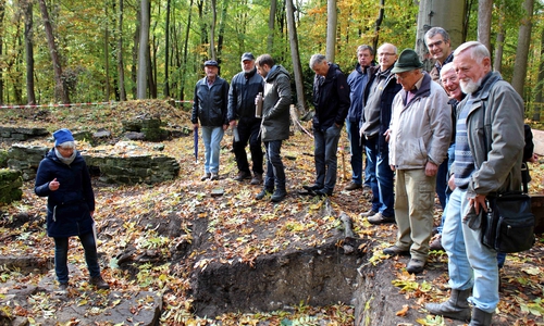 Die Ortsheimatpfleger an der Ausgrabungsstelle. Foto: Bernd-Uwe Meyer