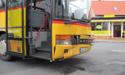 Am Donnerstag stießen ein Auto und ein Linienbus zusammen. Foto: Polizei