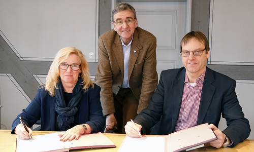 Petra Eickmann-Riedel (Samtgemeinde Sickte), Wolfenbüttels Bürgermeister Thomas Pink und Detlef Kaatz (Gemeinde Cremlingen) bei der Unterzeichnung der Zweckvereinbarung. Foto: Stadt Wolfenbüttel/RAE