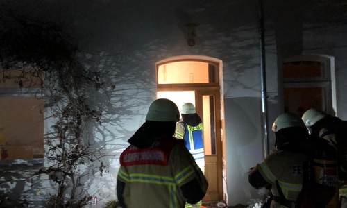 Die Feuerwehr konnte alle im Gebäude retten, bevor sie den Brand erfolgreich bekämpfte. Foto: Feuerwehr