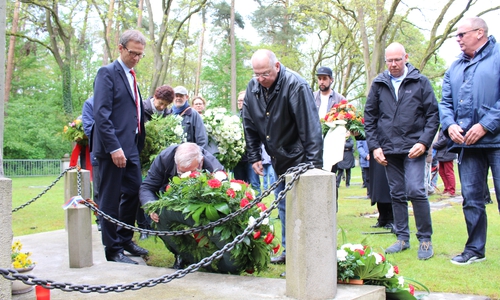 Oberbürgermeister Klaus Mohrs (l.) legte gemeinsam mit Vertreter der IGM und anderen Organisationen an der Werderstraße Kränze nieder. Fotos: Julian Bergmeier 