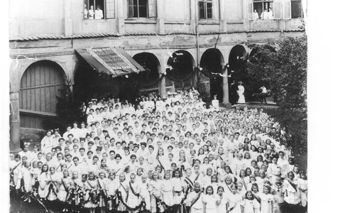 Schülerinnen im Innenhof des Schlosses, 1914. Foto: Schloss Museum Wolfenbüttel