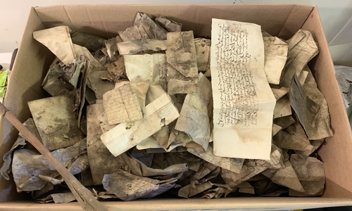 Bei den Umbauarbeiten im historischen Rathaus traten jahrhundertealte Schreiben zutage. Das Goslarer Gebäude Management sicherte die Schriftstücke und übergab sie ans Stadtarchiv. Fotos: Stadt Goslar