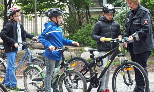 Der Verkehrssicherheitstag beginnt mit einer Fahrradkontrolle durch die Polizei. Foto: Kreisverkehrswacht Helmstedt