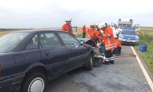 Zwei Autos stießen frontal zusammen. Fotos: Anke Donner