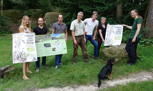 Vl. Kimberly Kühne (Wolfsburg Wirtschaft und Marketing GmbH), Daniel Bursy (Stadt Wolfsburg, Umweltamt), Ronald von Münster (Stadtforst Wolfsburg), Dirk Schäfer (Stadtforst Wolfsburg), Christian Schreiter (BUND Kreisgruppe Wolfsburg), Claudia Leyers (Stadt Woflsburg, Umweltamt), Birgit Dybowski (Naturerkundungsstation, NEST). Foto: Stadt Wolfsburg