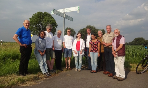 Der Landtagsabgeordnete Frank Oesterhelweg mit Sicktes Bürgermeister Marco Kelb im Gespräch mit Vertretern der Initiative ProRad sowie Vertretern der Sickter CDU. Foto: Andreas Kleindienst