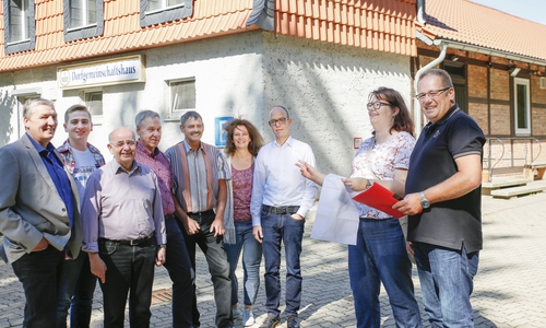  Oliver Ganzauer, Jan-Phillipp Preißner, Bruno Polzin, Dietmar Wessel, Hans-Günter Bitter, Susanne Fahlbusch, Kai Nahser, Silke Frerich und Matthias Reiner bei ihrem Ortstermin in Seinstedt. Foto: Privat