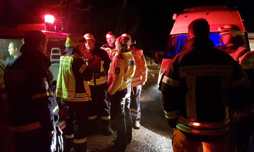 Lagebesprechung der Einsatzkräfte am Wanderparkplatz Pappmühle. Foto: Polizei Hameln