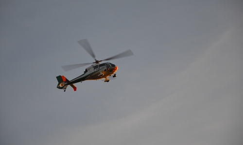Der Hubschrauber suchte die Gegend nach der vermissten Dame ab. Foto: Tobias Breske