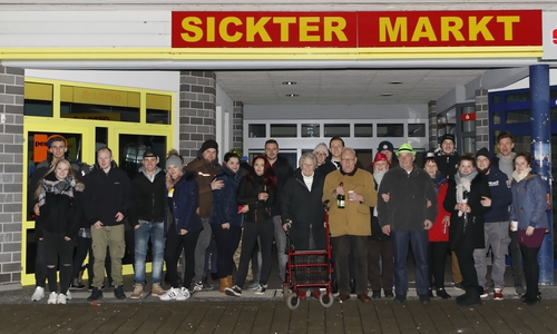Ein Teil der Besucher beim Sickter Neujahrstreff vor dem Einkaufszentrum. Im Bild Altbürgermeister Dieter Lorenz (Mitte mit heller Jacke ) im Gespräch mit Besuchern. Foto: DLS