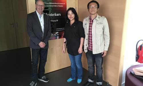 Rund 30 junge chinesische und deutsche Pianisten werden zwei Tage lang einen Klavier-Wettbewerb in der Landesmusikakademie austragen. Hier: der Geschäftsführer der Landesmusikakademie Niedersachsen Tom Ruhstorfer mit den Veranstaltern Xuan Fang und Yun Ling. Foto: Privat