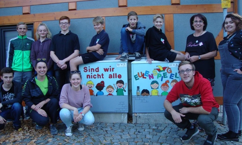 Trainer, Betreuer und einige Jugend-Tischtennisspieler präsentieren ihr kleines Kunstwerk. Foto: Verein