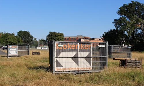 Die ersten Baugerüste stehen zur Aufstellung bereit. Foto: Max Förster