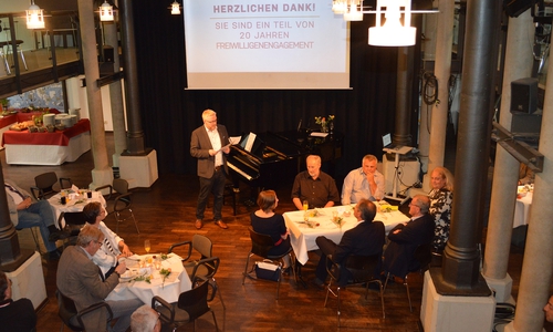 Agenturvorsitzender Falk Hensel begrüßt die Gäste zum 20. Geburtstag der Freiwilligenagentur Jugend, Soziales und Sport. Foto: Freiwilligenagentur